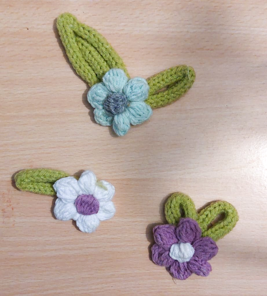 FIori realizzati all'uncinetto con il punto popcorn e foglie a tricotin