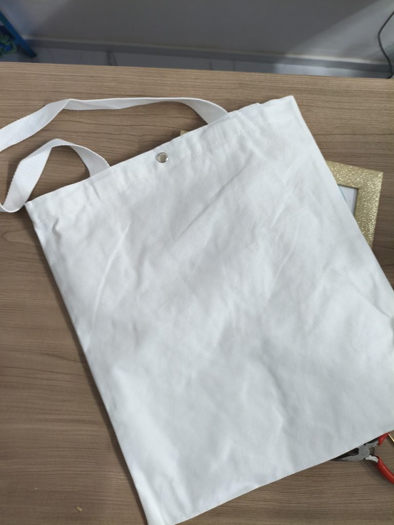 Borsa in lino con bottone e tracolla