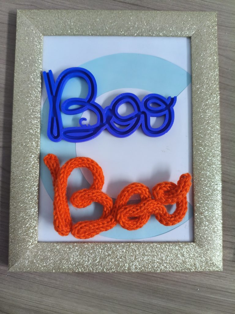 Con il Telaio FiloForma “BOO” la paura è assicurata… ma con stile! Questo telaio a tema Halloween ti permette di modellare la scritta “BOO” con il filo di alluminio e rivestirla con tricotin o ciniglietta per creare decorazioni spettrali e divertenti.