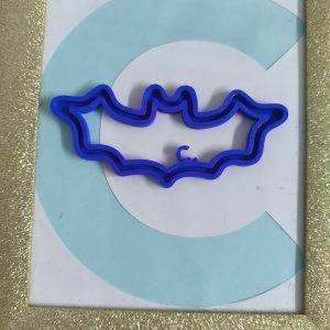 Il Telaio FiloForma Il Pipistrello è perfetto per realizzare decorazioni spettrali e simpatiche con la tecnica del tricotin e dei fili di ciniglia. Ideale per feste di Halloween, laboratori creativi, decorazioni da appendere, segnaposto, bomboniere o regalini paurosamente adorabili!