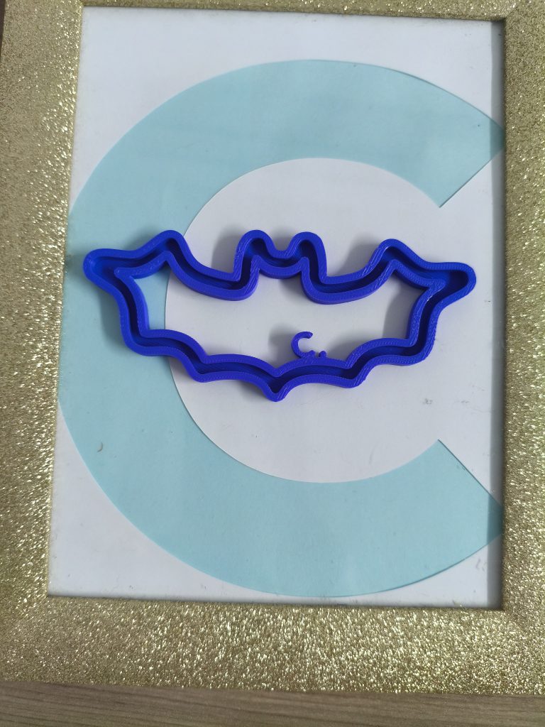 Il Telaio FiloForma Il Pipistrello è perfetto per realizzare decorazioni spettrali e simpatiche con la tecnica del tricotin e dei fili di ciniglia. Ideale per feste di Halloween, laboratori creativi, decorazioni da appendere, segnaposto, bomboniere o regalini paurosamente adorabili!