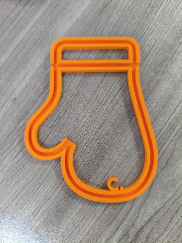 Il Telaio Guantino FiloForma® per modellare il filo di alluminio è una forma tenera e avvolgente, perfetta per creare decorazioni emozionali, bomboniere e dettagli handmade capaci di trasmettere calore, cura e dolcezza.