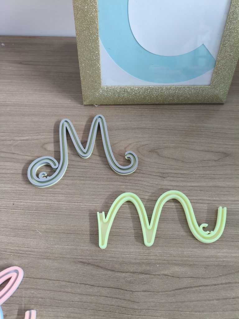 Alfabeto telaio lettera M maiuscola e minuscola