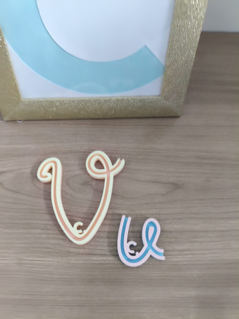 Alfabeto telaio lettera V maiuscola e minuscola