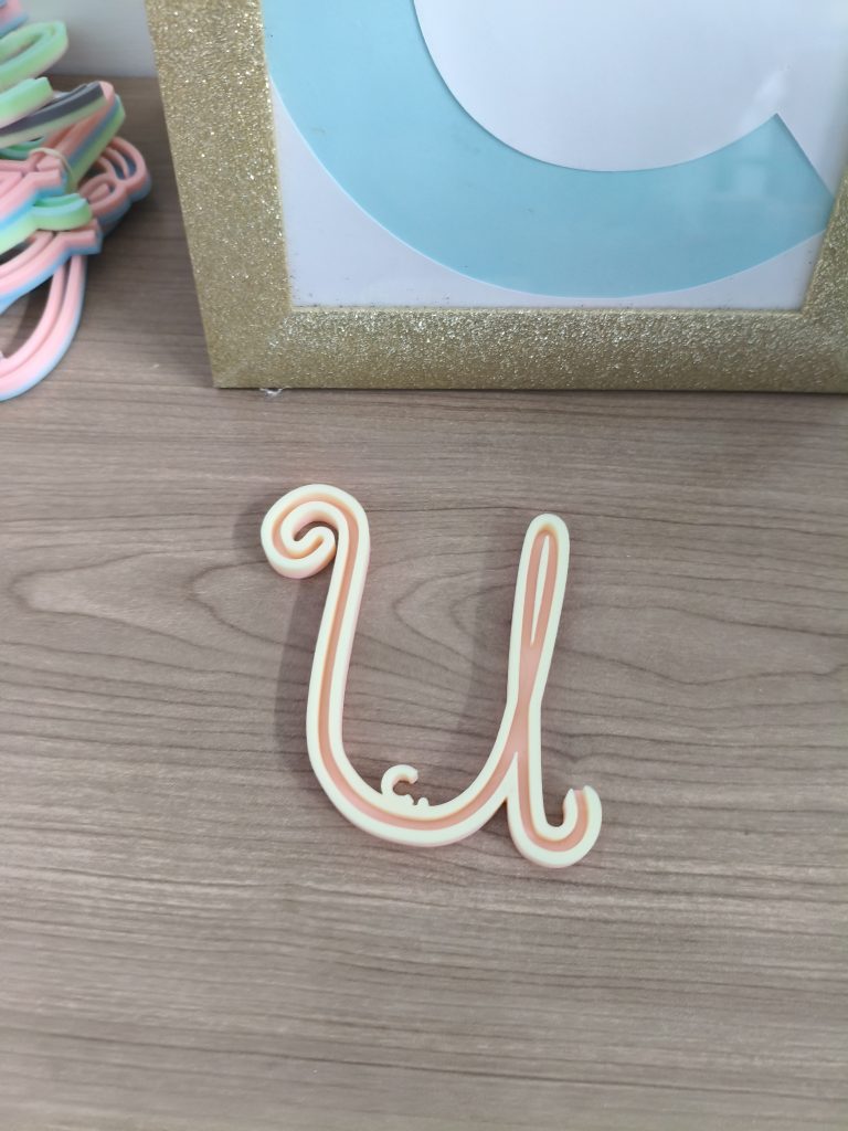 Alfabeto telaio lettera U maiuscola e minuscola